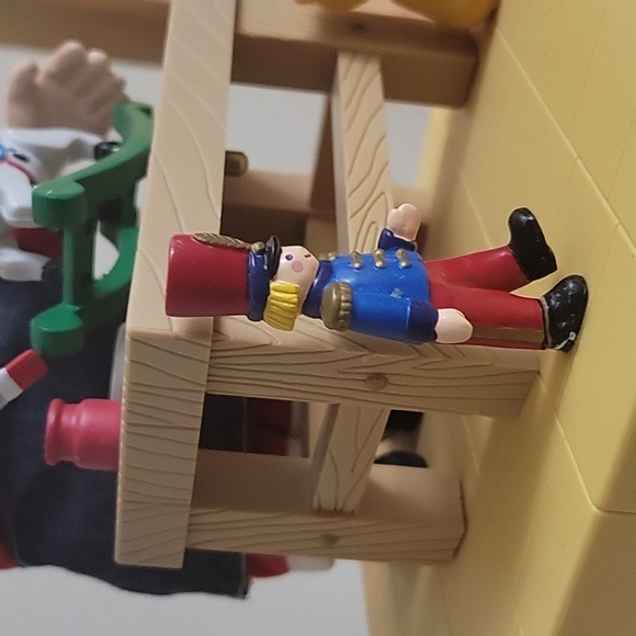 RARE! HARD TO FIND 1994 MR CHRISTMAS SANTA AT HIS WORK BENCH - Picture 4 of 17